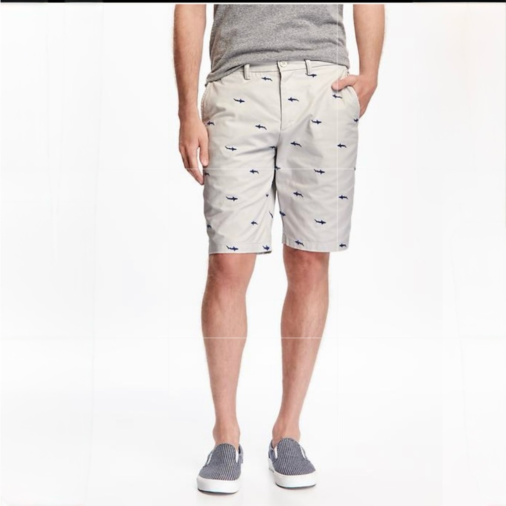 NWT ~ Men's Old Navy Shark Patterned Ultimate Slim Light Grey Khaki Shorts ~ 30